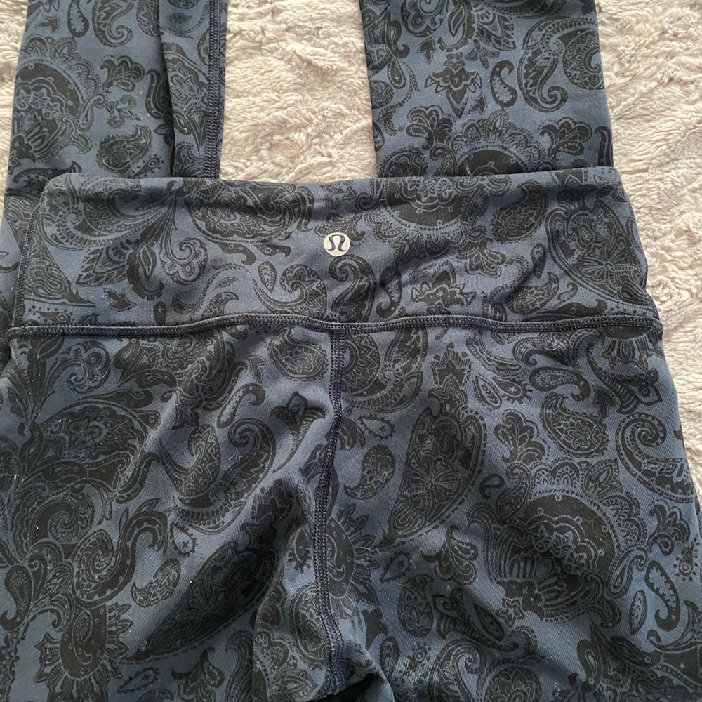 Lululemon Navy Damask Print Cropped leggings